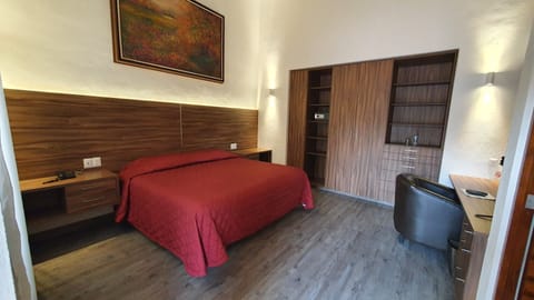 Luxury Room, 1 King Bed, Non Smoking | In-room safe, desk, laptop workspace, blackout drapes