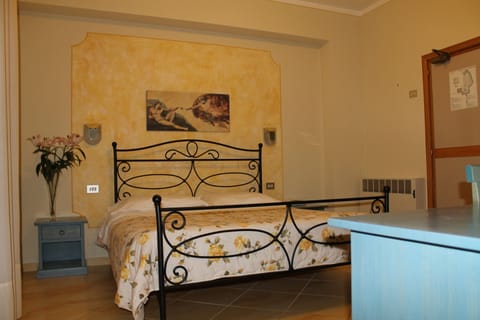 Triple Room | Minibar, desk