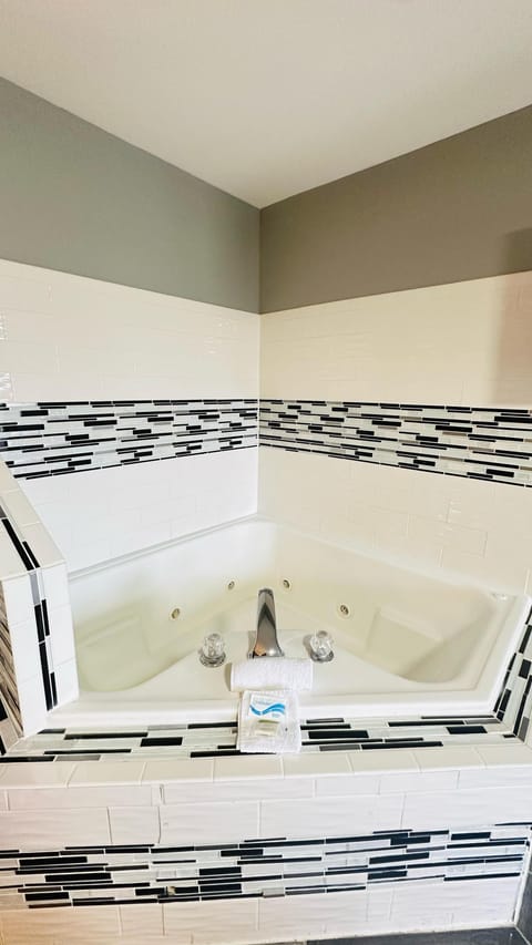 King Room with Spa Bath | Deep soaking bathtub