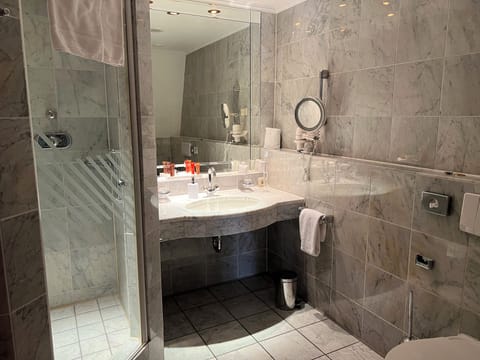 Grand Lit Room(Bed 1.40) | Bathroom | Free toiletries, hair dryer, bathrobes, slippers