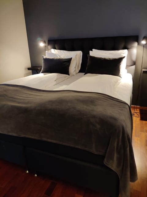 Business King Studio | Premium bedding, Select Comfort beds, blackout drapes, free WiFi