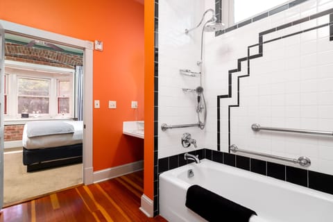 Deluxe Room | Bathroom | Combined shower/tub, deep soaking tub, free toiletries, towels