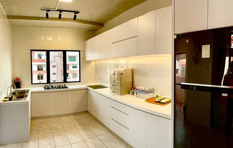 Marina Court Duplex Penthouse | Private kitchen | Electric kettle