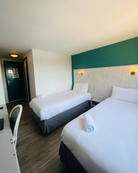 Twin Room | Individually decorated, individually furnished, desk, laptop workspace