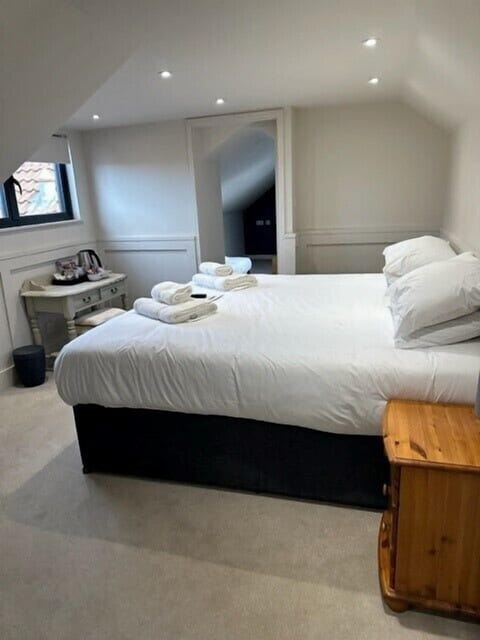 Suite, Ensuite (1 Double +  2 Single Bed)