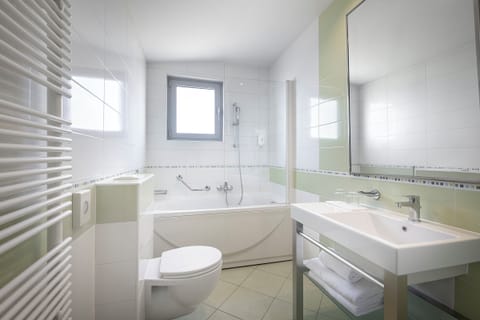 Premium Triple Room, Balcony | Bathroom | Free toiletries, hair dryer, towels