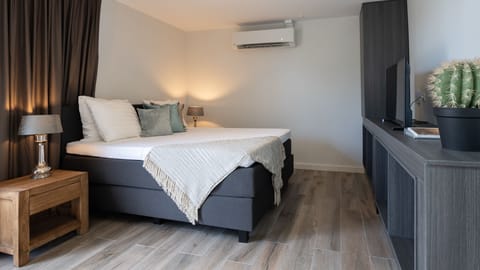 Suite, Pool View | Premium bedding, in-room safe, laptop workspace, blackout drapes