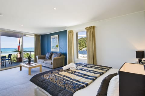 Deluxe King Room - Ocean View | Desk, free WiFi, bed sheets