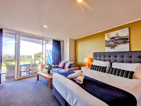 Deluxe King Room - Ocean View | Desk, free WiFi, bed sheets