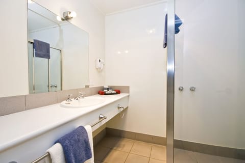 Deluxe King Room - Ocean View | Bathroom | Shower, free toiletries, towels