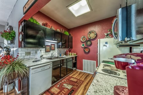 Condo, Multiple Beds | Private kitchen | Fridge, microwave, oven, stovetop