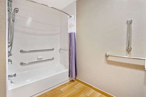 Room, 1 King Bed, Accessible, Non Smoking (Mobility Accessible) | Bathroom | Combined shower/tub, free toiletries, hair dryer, towels