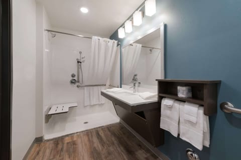 Standard Room, Multiple Beds, Non Smoking | Bathroom | Combined shower/tub, towels