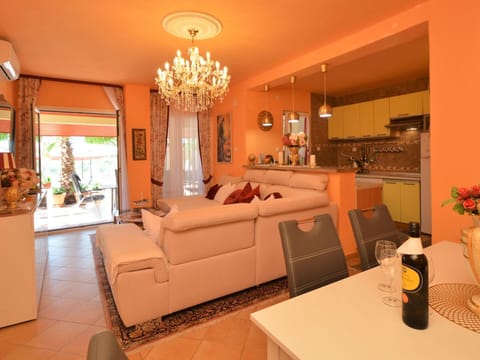 Furniture, Property, Couch, Plant, Table, Decoration, Bottle, Lighting, Interior Design, Window