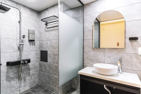 Premium Twin Room | Bathroom | Shower, free toiletries, hair dryer, bathrobes