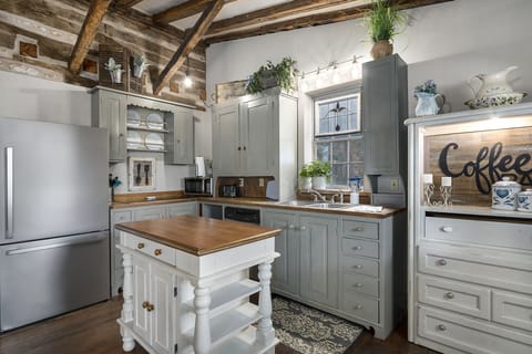 Fully stocked kitchen!