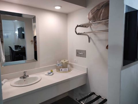 Standard Single Room, 1 King Bed | Bathroom | Shower, rainfall showerhead, hair dryer, towels