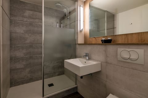 Superior Double Room | Bathroom | Hair dryer, towels