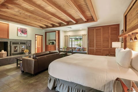 Suite, Poolside | Premium bedding, down comforters, pillowtop beds, desk