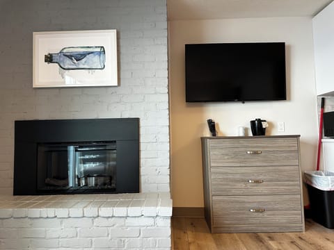 ADA Queen Studio Suite with Deck | Free WiFi, bed sheets