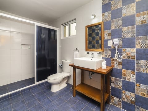 Grand Studio Suite | Bathroom | Shower, hair dryer, towels, shampoo