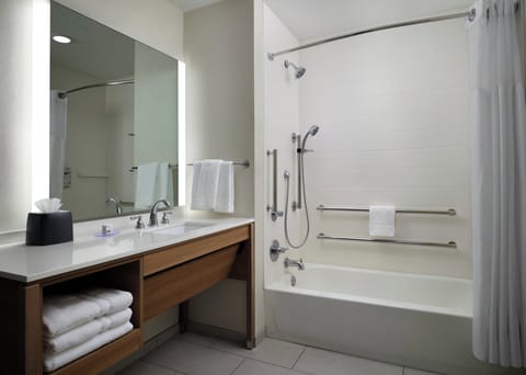 Suite, 1 Bedroom, Accessible (Mobility, Accessible Tub) | Bathroom | Towels