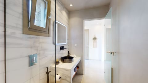 Honeymoon Suite | Bathroom | Shower, designer toiletries, hair dryer, bathrobes