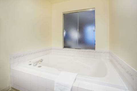 Suite, 1 Queen Bed, Non Smoking, Hot Tub | Bathroom | Combined shower/tub, eco-friendly toiletries, hair dryer, towels