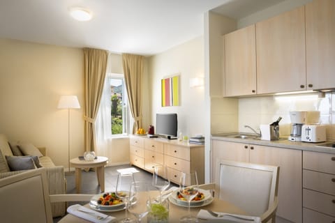 One-bedroom apartment, sea view (for 4 persons) | Private kitchen | Fridge, microwave, stovetop, coffee/tea maker