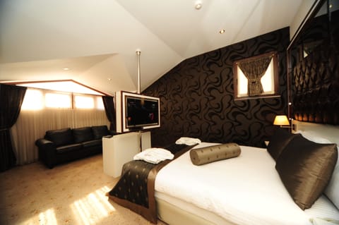 Club Suite | Premium bedding, minibar, in-room safe, soundproofing