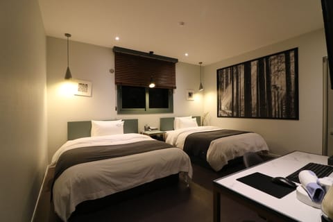 Premium Twin Room | Premium bedding, memory foam beds, desk, laptop workspace