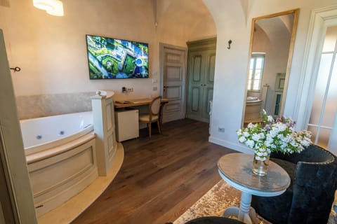 Suite | Premium bedding, down comforters, pillowtop beds, minibar