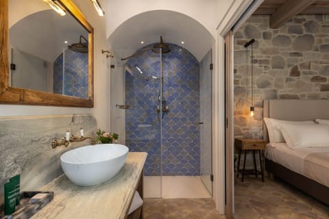 Deluxe Room, Patio | Bathroom | Shower, hydromassage showerhead, designer toiletries, hair dryer