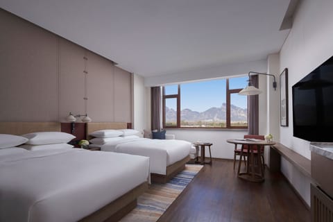 Premium bedding, down comforters, minibar, in-room safe