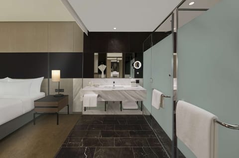 King Executive Room 1 Way Airport Transfer, 2Pcs Laundry, Lounge Access | Bathroom | Designer toiletries, hair dryer, bathrobes, slippers