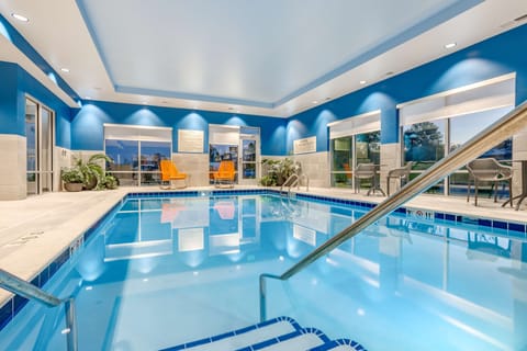 Indoor pool, sun loungers