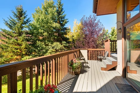 The Ridge Complex is located a short 1/2 mile to the base village area of Snowmass Mountain in a quiet residential neighborhood.