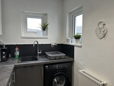 Cottage | Private kitchen | Fridge, electric kettle, toaster, cookware/dishes/utensils