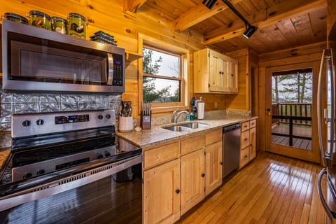 Full-size kitchen to enjoy with family.