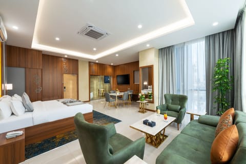 Royal Room | Living area | Smart TV, offices