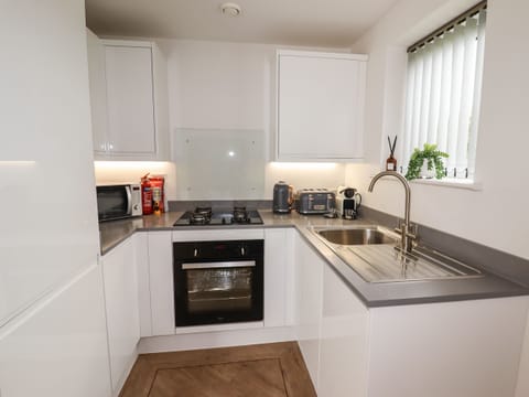 Cottage | Private kitchen | Fridge, dishwasher, electric kettle, toaster