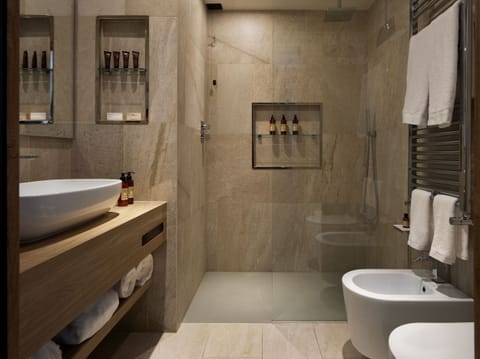 Executive Suite, Sauna | Bathroom | Shower, free toiletries, hair dryer, bathrobes