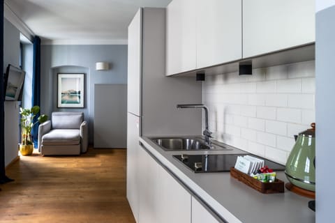 Suite, Balcony | Private kitchen | Fridge, microwave, stovetop, dishwasher