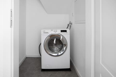 Apartment, 2 Bedrooms, Balcony | Laundry