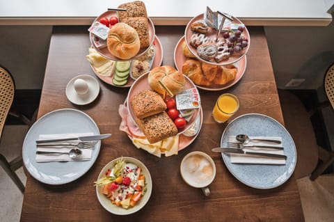 Daily to-go breakfast (EUR 17 per person)