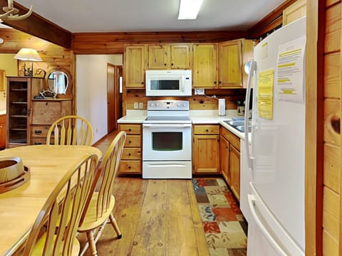 Cabin, Multiple Beds, Fireplace | Private kitchen | Fridge, microwave, oven, stovetop