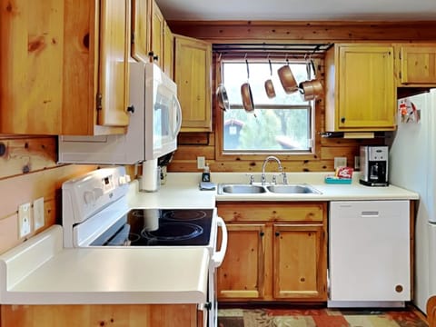 Cabin, Multiple Beds, Fireplace | Private kitchen | Fridge, microwave, oven, stovetop