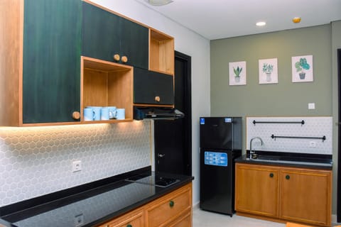 Room | Private kitchen | Fridge, stovetop, cookware/dishes/utensils