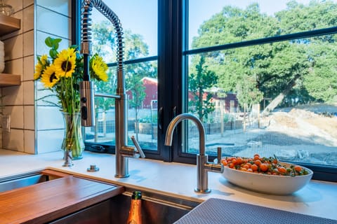 Kitchen - Cooking with a garden view