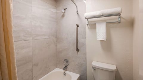 Combined shower/tub, free toiletries, hair dryer, towels